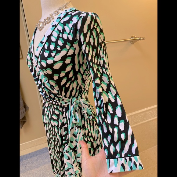 NWOT BCBG MaxAzria Black Green White Wrap Sexy Spring Classic Dress S - Picture 11 of 14